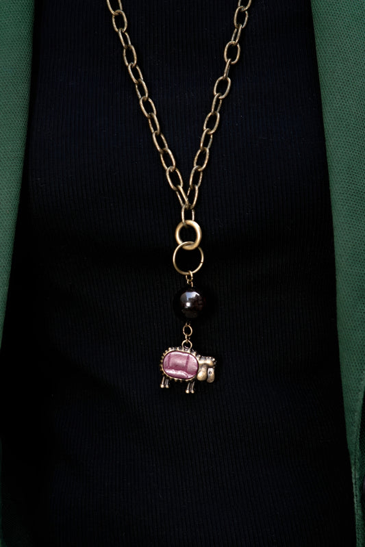 Collar de Borreguito con Piedra Agata y Metal en Tono Oro Viejo